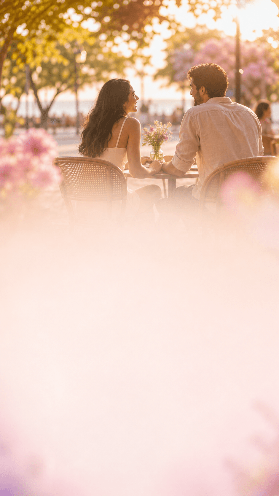Casal conversando em um café ao ar livre